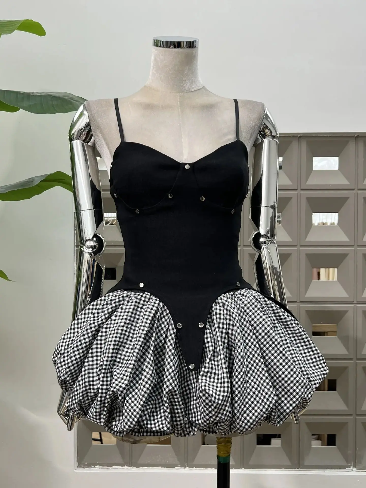 المرأة مثير بلا أكمام مصمم حفلة عيد ميلاد فساتين لحفلات الكوكتيل الأسود المرقعة قطعتين فستان مجموعات ملهى ليلي ألف خط العباءات