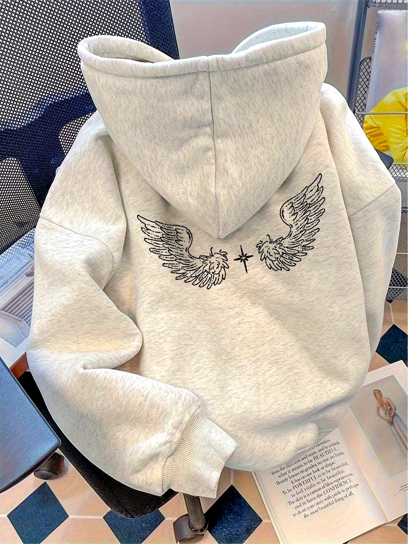 Simple and exquisite angel wings printed men's hooded sweatshirt. Trendy and fashionable American street hip-hop hooded shirt.