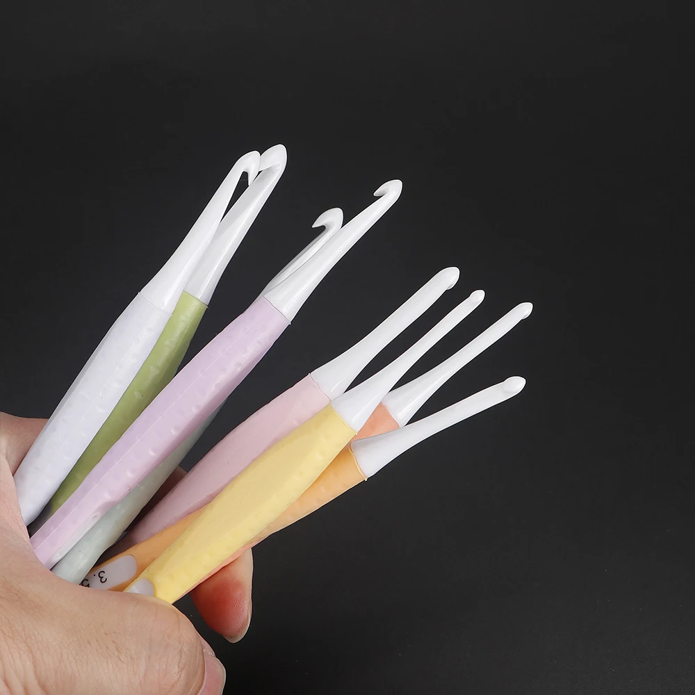 1Set Inline Crochet Hooks Ergonomic Crochet Hook Set 2.5mm to 6mm Crocheting Plastic Hook Crochet Needles for Yarn Craft