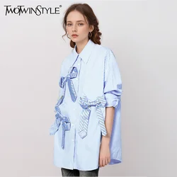 TWOTWINSTYLE Colorblock Gespleißt Bowknot Shirts Für Frauen Revers Langarm Einreiher Gestreiften Lose Bluse Weibliche Mode