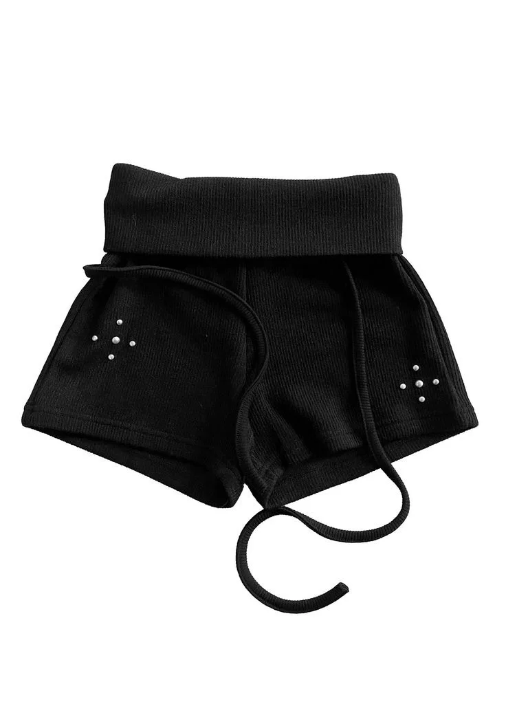 

American style spicy girl mid waist knitted shorts for women's autumn and winter design sense, with a folded waist, tight fit