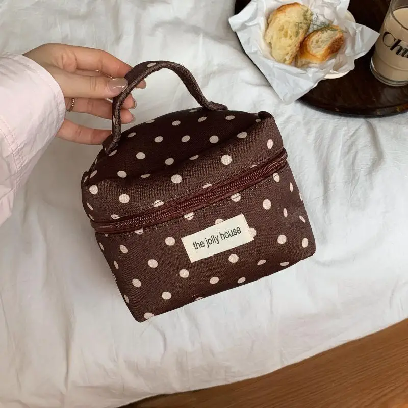 Koreanischer Retro-Stil, Aufbewahrungstasche mit Punktmuster, tragbar, für den Außenbereich geeignet, vielseitige Damen-Handtasche mit großem Fassungsvermögen, ideal als Kosmetiktasche. – Detail 4