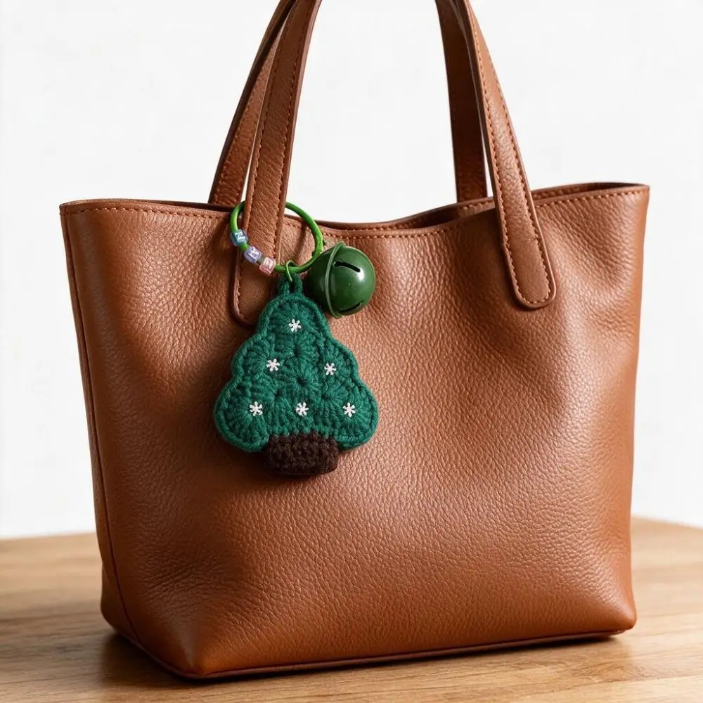 Exquisite handgefertigte Weihnachts-Strickanhänger mit Glöckchen, weicher Weihnachts-Taschenanhänger, Mini-Garn-Weihnachtsanhänger für Freunde – Detail 6