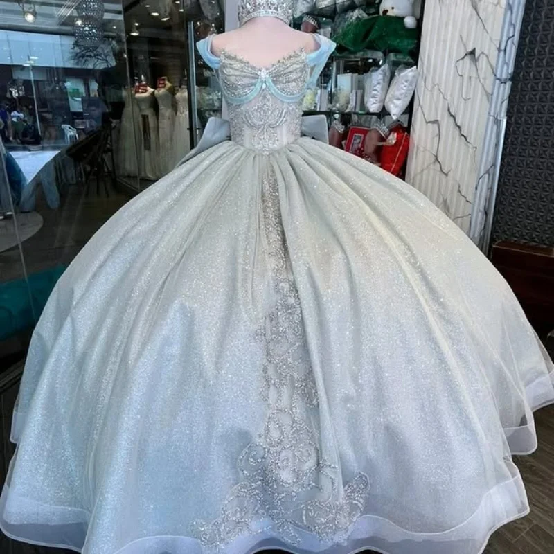 Błyszcząca jasnoszara suknia Quinceañera z koronką, kryształkami, brokatowymi aplikacjami, długim trenem i kokardą, vestidos de 15 Quinceañera ﻿ Dostosowane