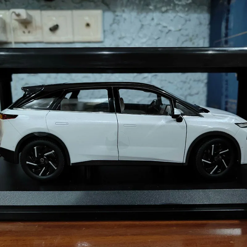 1:18 Scale Dongfeng Nissan Venucia VX6 New Energy 2023 Alloy Car Model Ornament