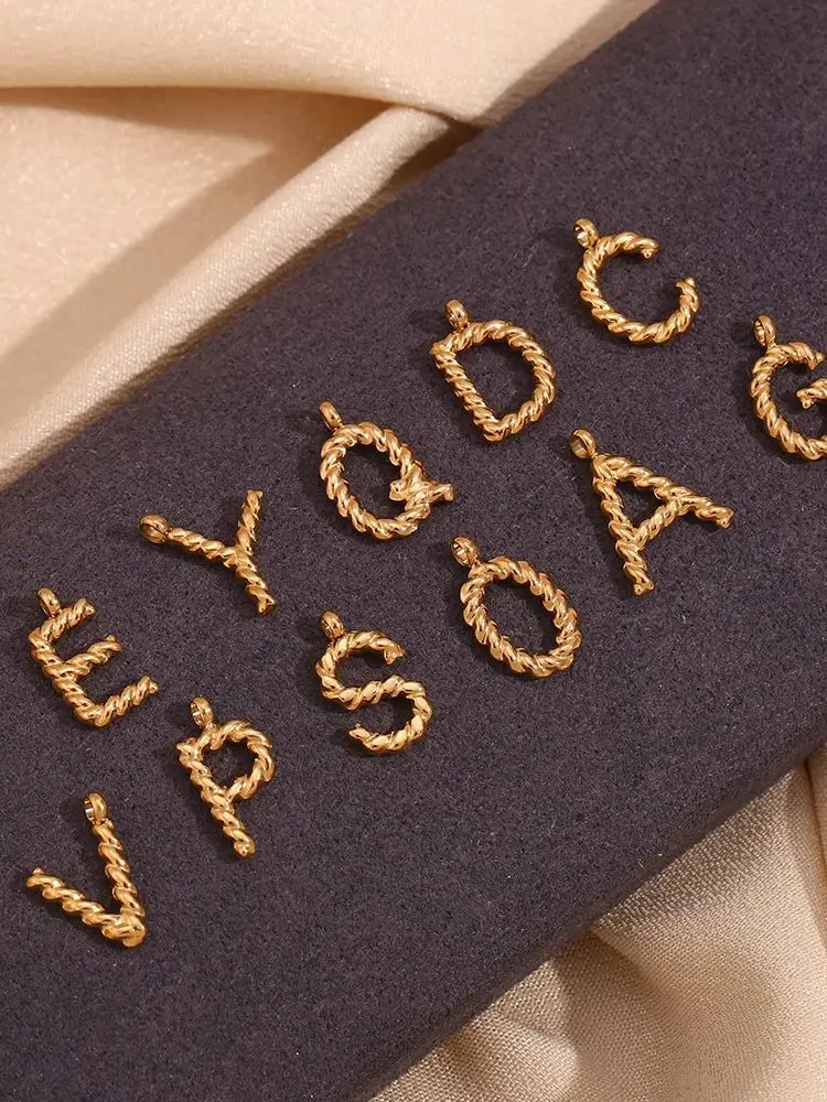 E.B.belle Mini Twists Letter Gold Pendant Hipoalergiczne akcesoria pozłacane 18K Zawieszki ze stali nierdzewnej 316L — zdjęcie 2