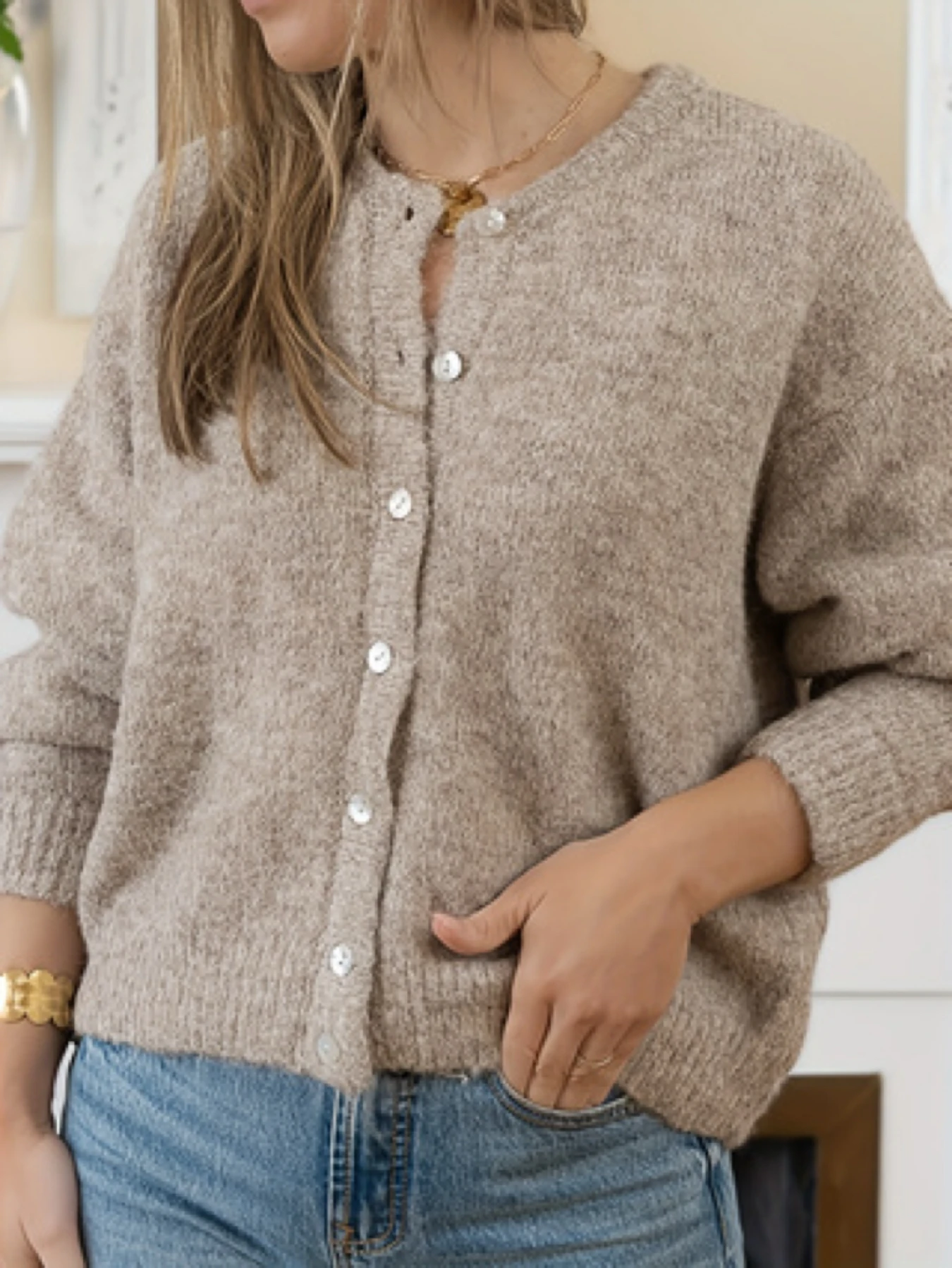 سترة صوفية محبوكة بأزرار أوروبية وأمريكية أنيقة لخريف وشتاء 2025 بلون سادة ورقبة دائرية للنساء