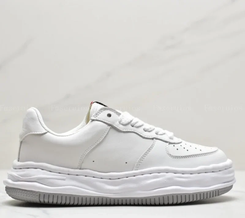 2025 جديد للجنسين حذاء كاجوال أحذية رياضية جولة تو الدانتيل يصل نعل سميك الصلبة الرجال النساء الراحة الشقق تصميم الأزياء أحذية مشي