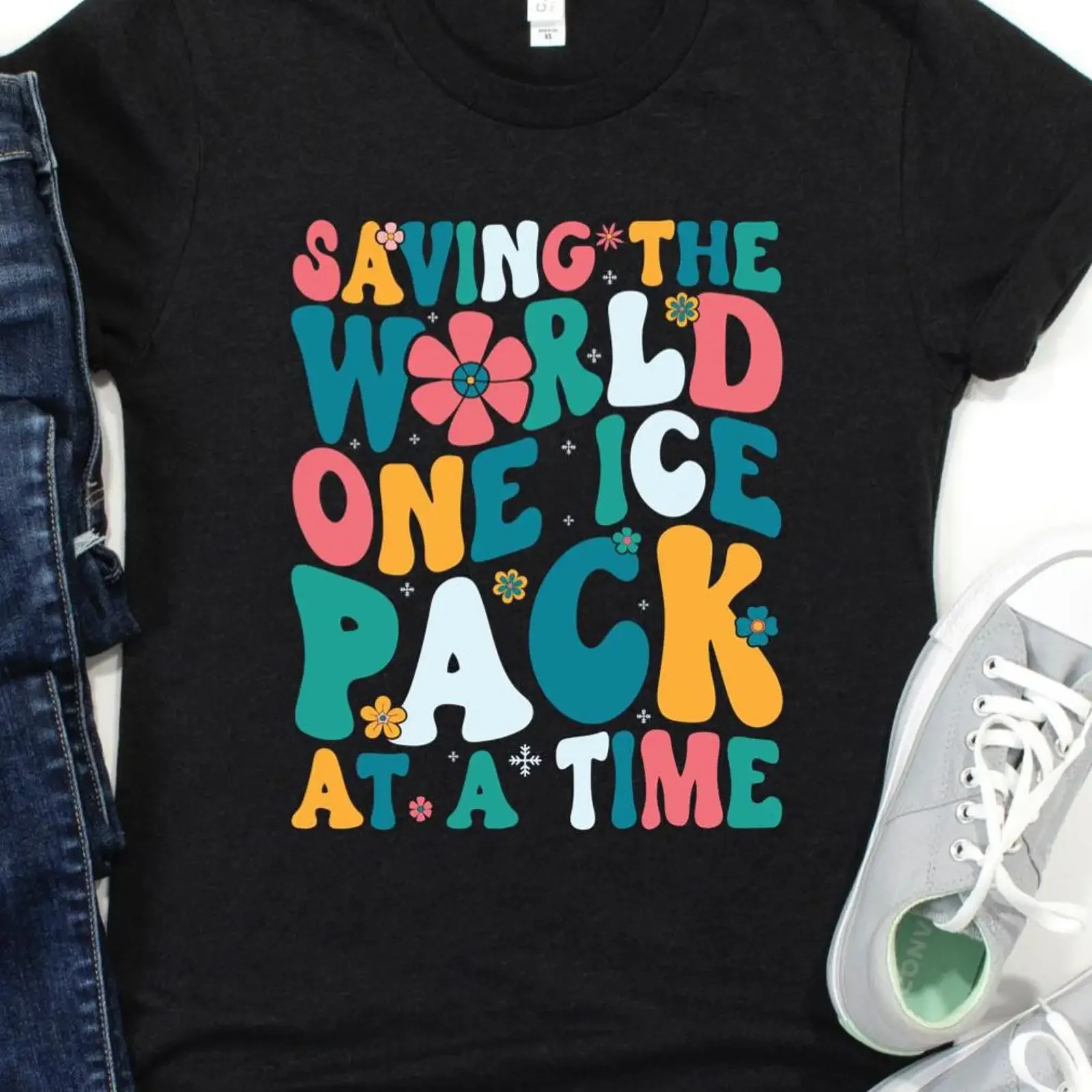 Die Welt retten, ein Eispack nach dem anderen – Retro-T-Shirt, süß, lustig, Krankenschwester, Schule, Pädiatrie, Wertschätzung, Vintage, gewaschen