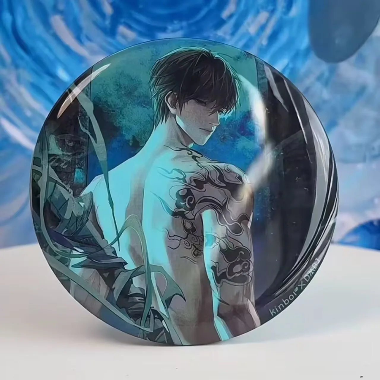 『잃어버린 묘지 노트』 상품의 「張啓陵」(장치령) 청동문 열기 무지개 레이저 바 배지는 수제 수수를 만듭니다