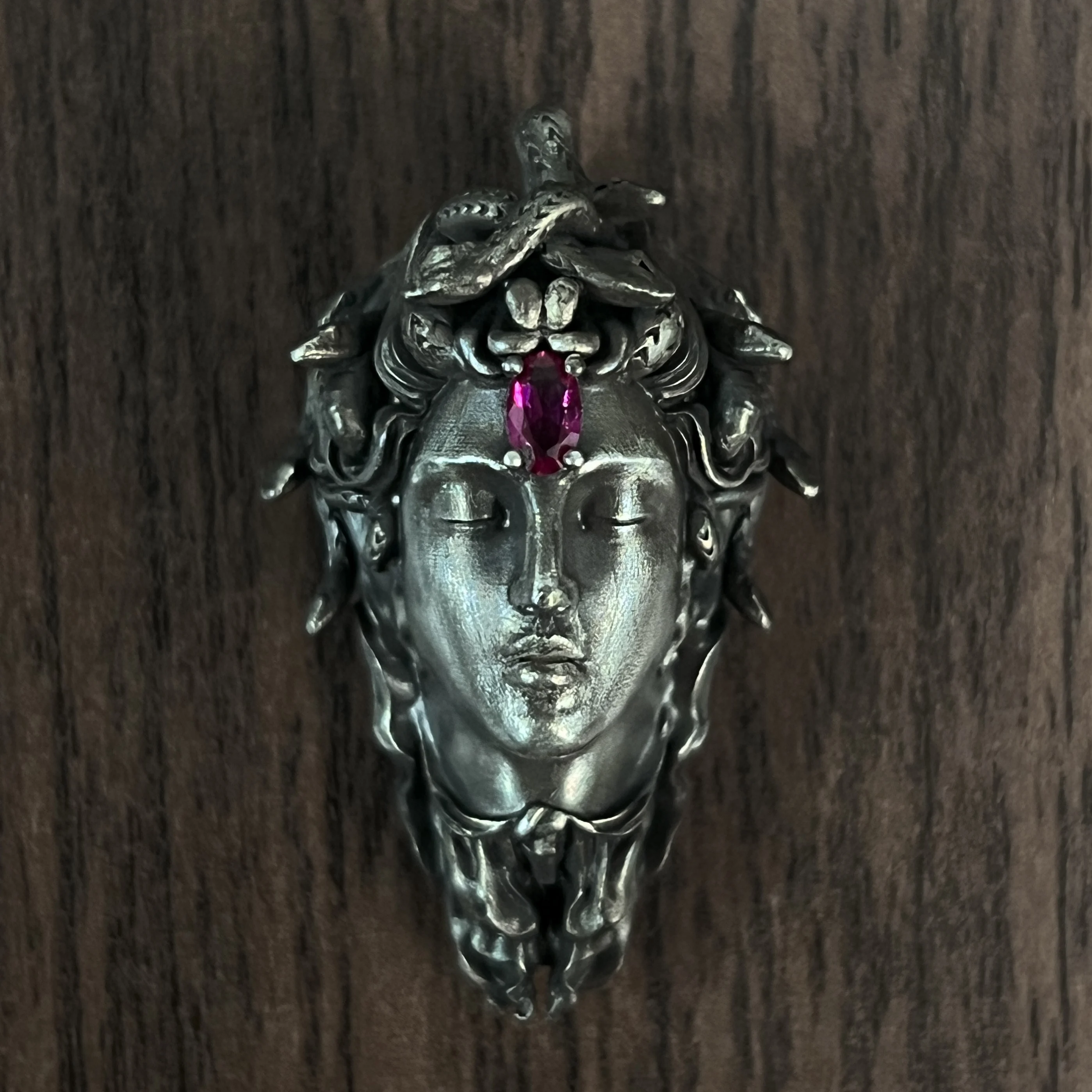 medusa-de-plata-925-hecha-a-mano-con-incrustaciones-de-piedras-preciosas-un-colgante-Unico-que-representa-a-una-diosa-serpiente-de-la-mitologia-griega-antigua
