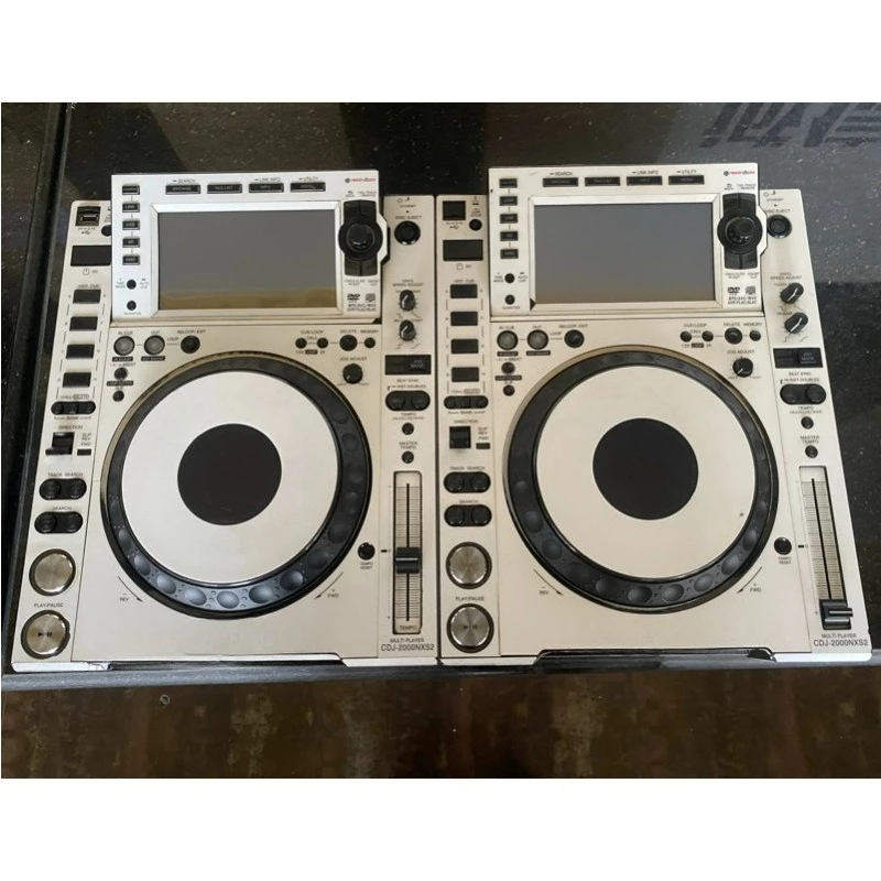 cdj2000nxs2 disc player, a pair of 2000 third-generation disc players, multi-function CD players, bar dj