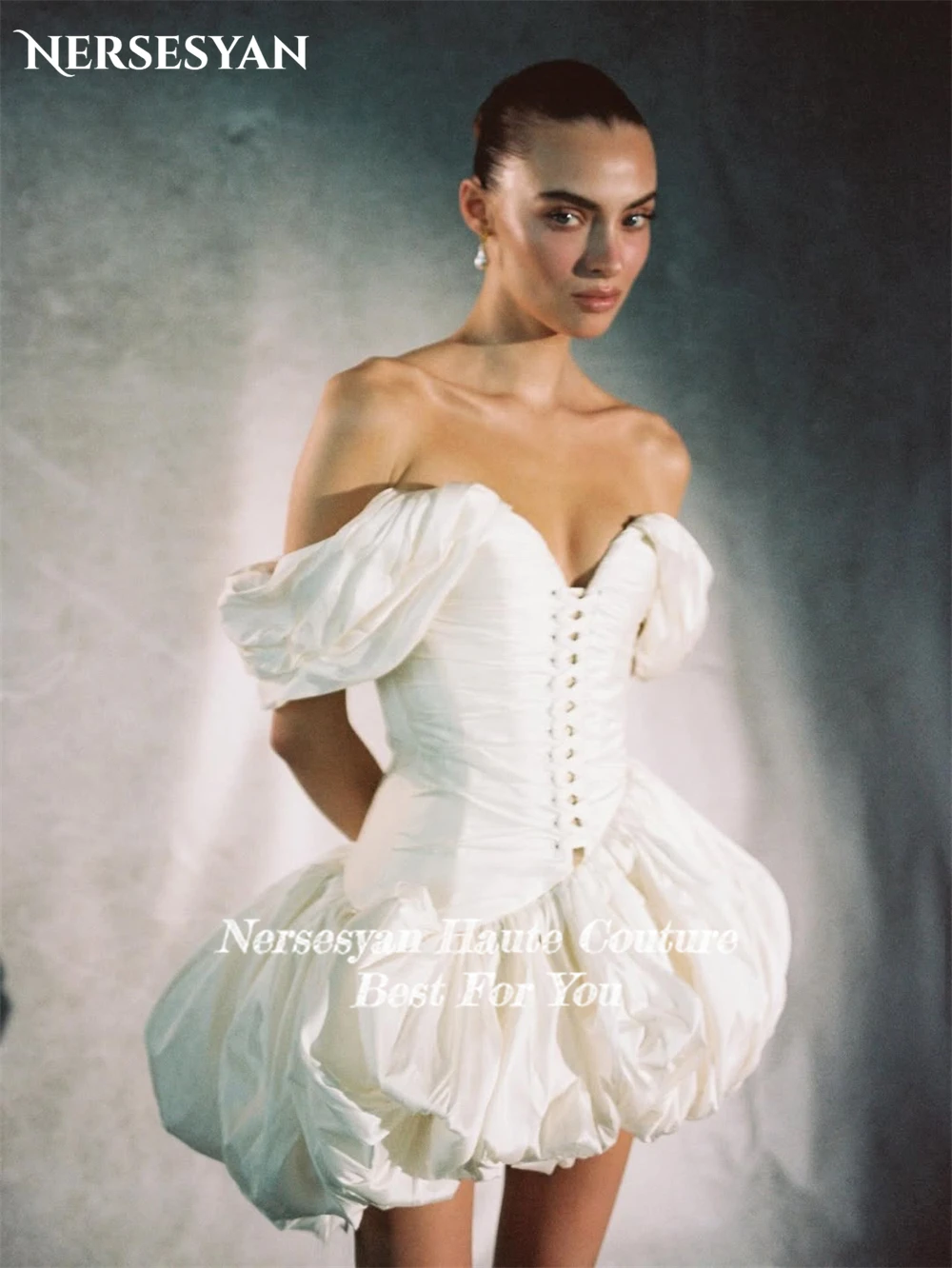 Nersesyan セクシーなショートカクテルパーティードレスオフショルダープリーツふくらんオフショルダーウエディングドレス背中の開いたサテンボールドレスカスタマイズ