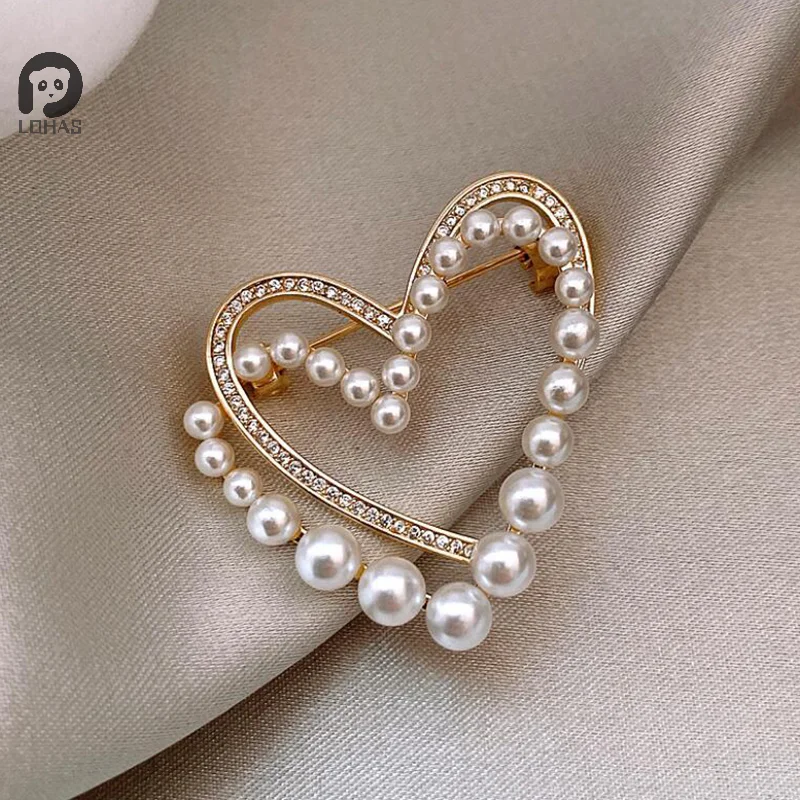 1 قطعة القلب الأبيض اللؤلؤ بروش دبابيس الملابس العصرية فستان تي شيرت القلب وشاح دبابيس كريستال وشاح حريري مشبك بروش