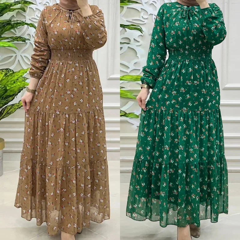 Abaya turco para mulheres, um roupão muçulmano. É um vestido elegante de chiffon de comprimento longo com smocking de flores do Árabe Dubai.