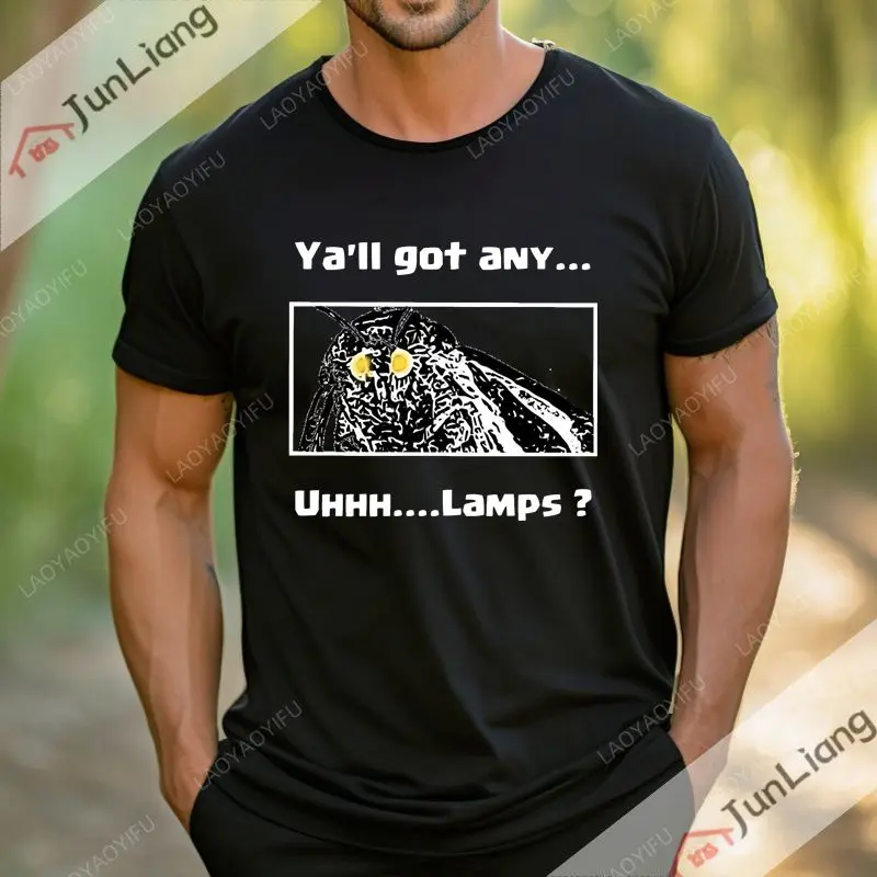 

Ты есть настольная лампа Это интересная мужская футболка с рисунком эмодзи «мотыльки», стильный и повседневный топ с короткими рукавами.