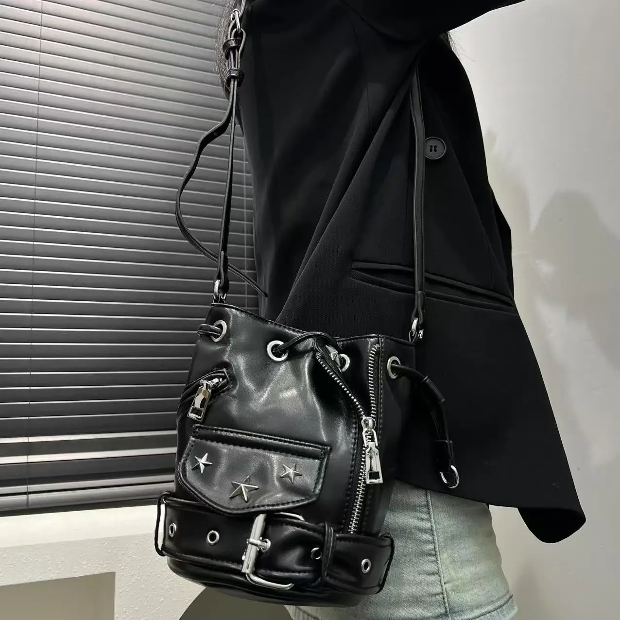 

Summer New Fashion Y2K Versatile Black Cropped Studded Motorcycle Bucket Bag Single Crossbody Shoulder Bag Zipper Design Bags