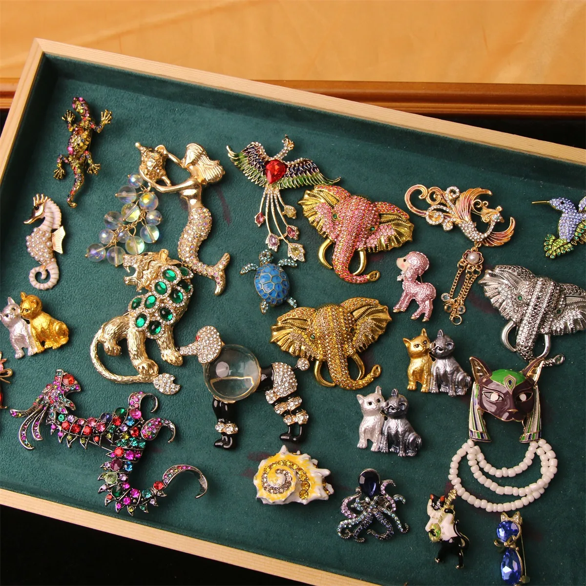 SKEDS Vintage Crystal Rhinestone Animal Brooch Multicolor Sea & Jungle Creature Lapel Pin Elegant Dress Bag Jewelry for Ladies