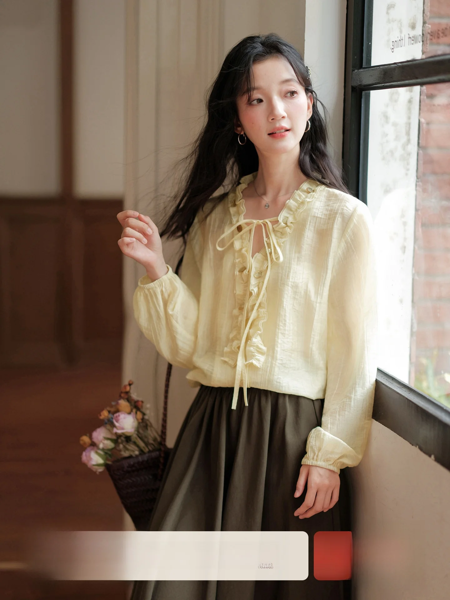 

Женская длинная рубашка с V-образным вырезом и деревянными пуговицами, дышащая, из смесового полиэстера и хлопка, для весны 2025 года