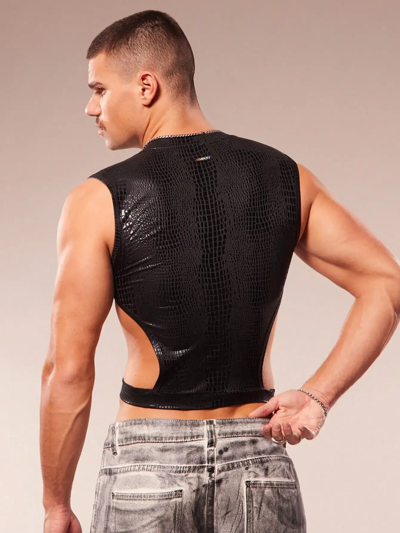 

Мужской топ без рукавов с круглым вырезом и тиснением под крокодила