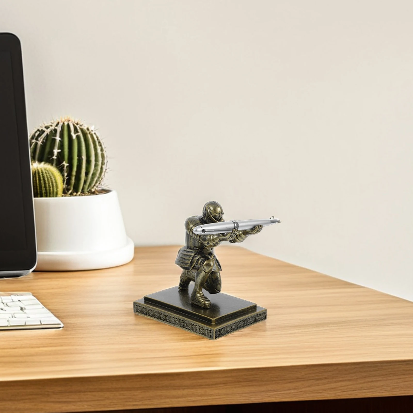

1PCS Soldier Knight Pen Holder For Desk Holder Desk Decorative Stand Unique Design Writing Tool Display