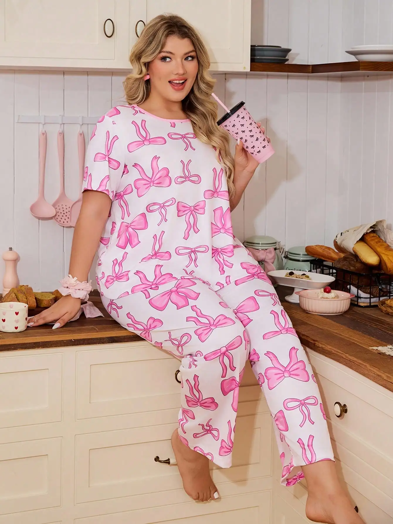 

Plus Size Pink Bow Print Pajama Set, Sweet Round Neck Comfort Loungewear for Women