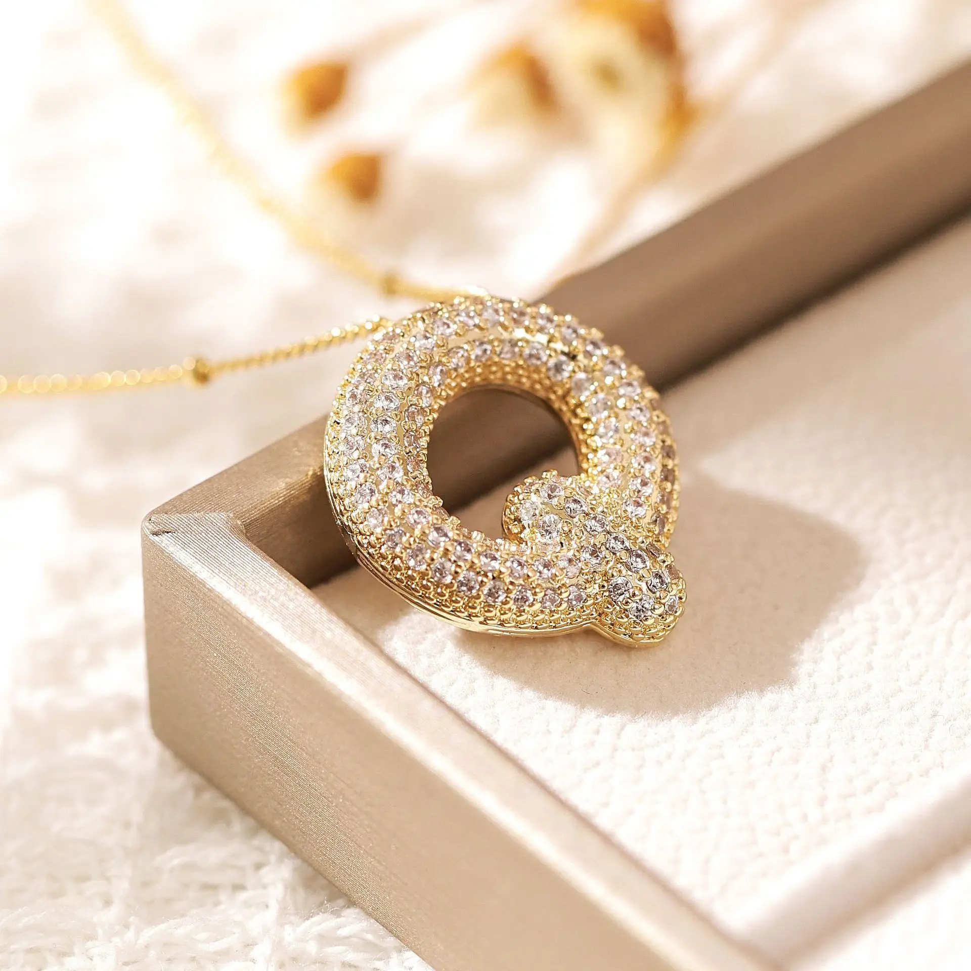 قلادة نحاسية مطلية بالذهب من الزركون، سلسلة الترقوة الأوروبية والأمريكية البسيطة، قلادة بحروف بالونة عيد الميلاد للنساء