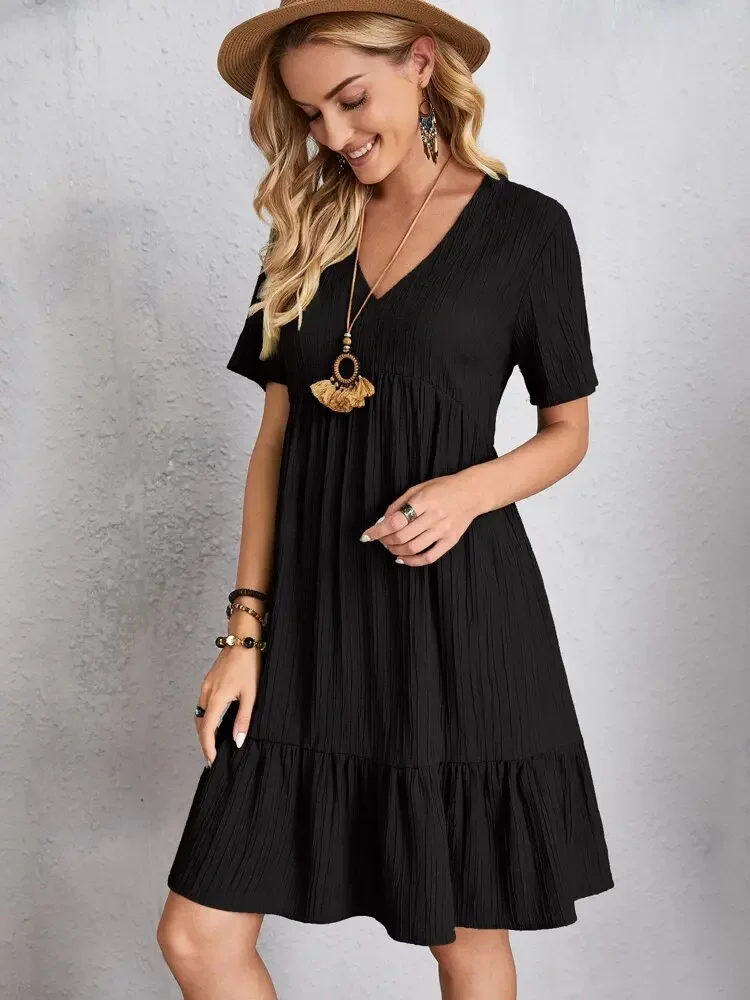 Elegantes Damen-Minikleid mit V-Ausschnitt und kurzen Ärmeln, einfarbig, locker geschnitten, mit Rüschensaum, lässiges Boho-Sommerkleid für den Urlaub am Strand. – Detail 33