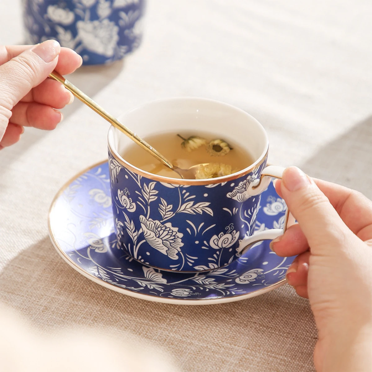 طقم شاي للبالغين يتسع لـ 4/6 أشخاص - طقم فناجين شاي زرقاء، طقم شاي لحفلات الشاي للسيدات، صيني عظمي رائع، طقم شاي بعد الظهر من البورسلين الإنجليزي العتيق، هدية فاخرة