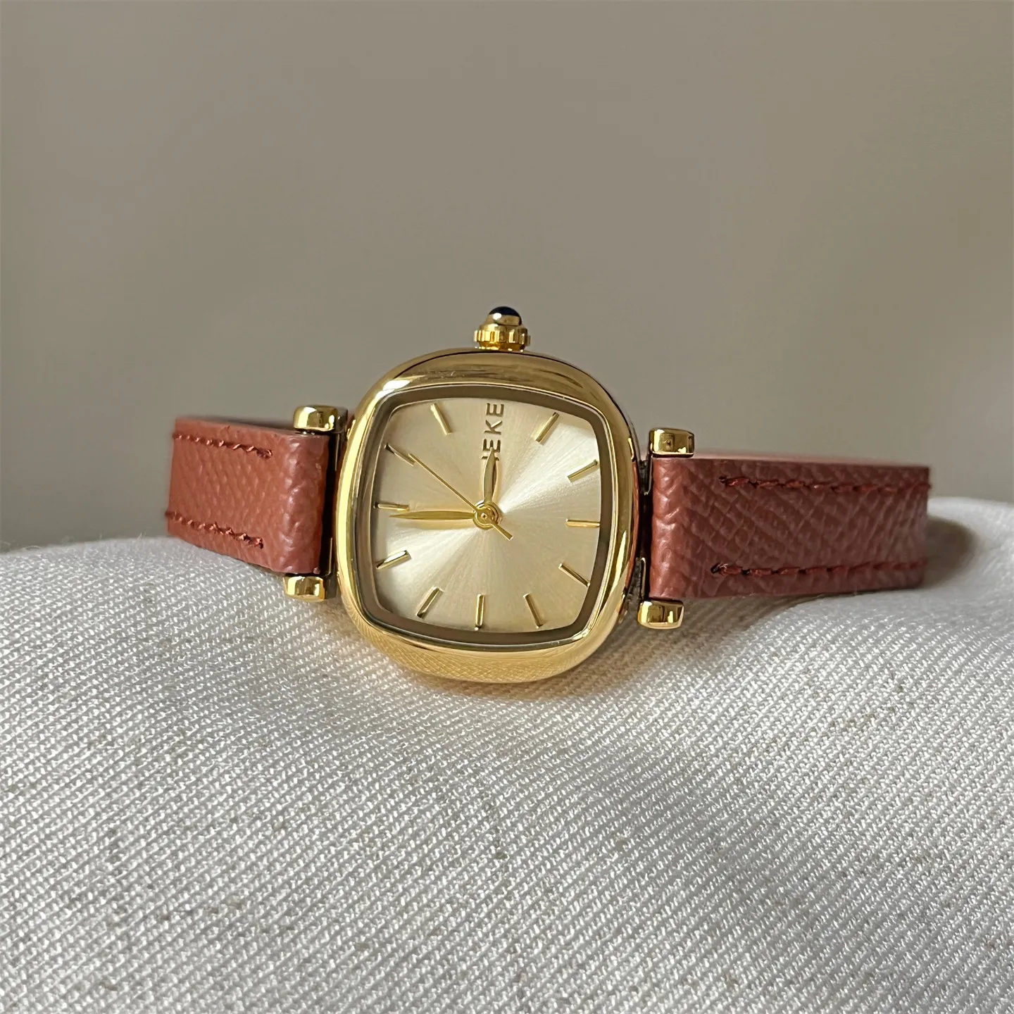 KoreanStyle Vintage And Exquisite Small Watch For WomenA RetroChic Small Brown Watch, A Trendy And Unique Wristwatch For Ladies.