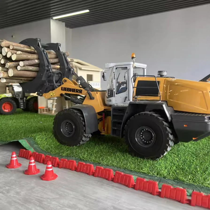 

RC 580 Metal Hydraulic Loader 1/14 RC Metal Hydraulic Bulldozer RTR Engineering Vehicle Model 580 loader grappler