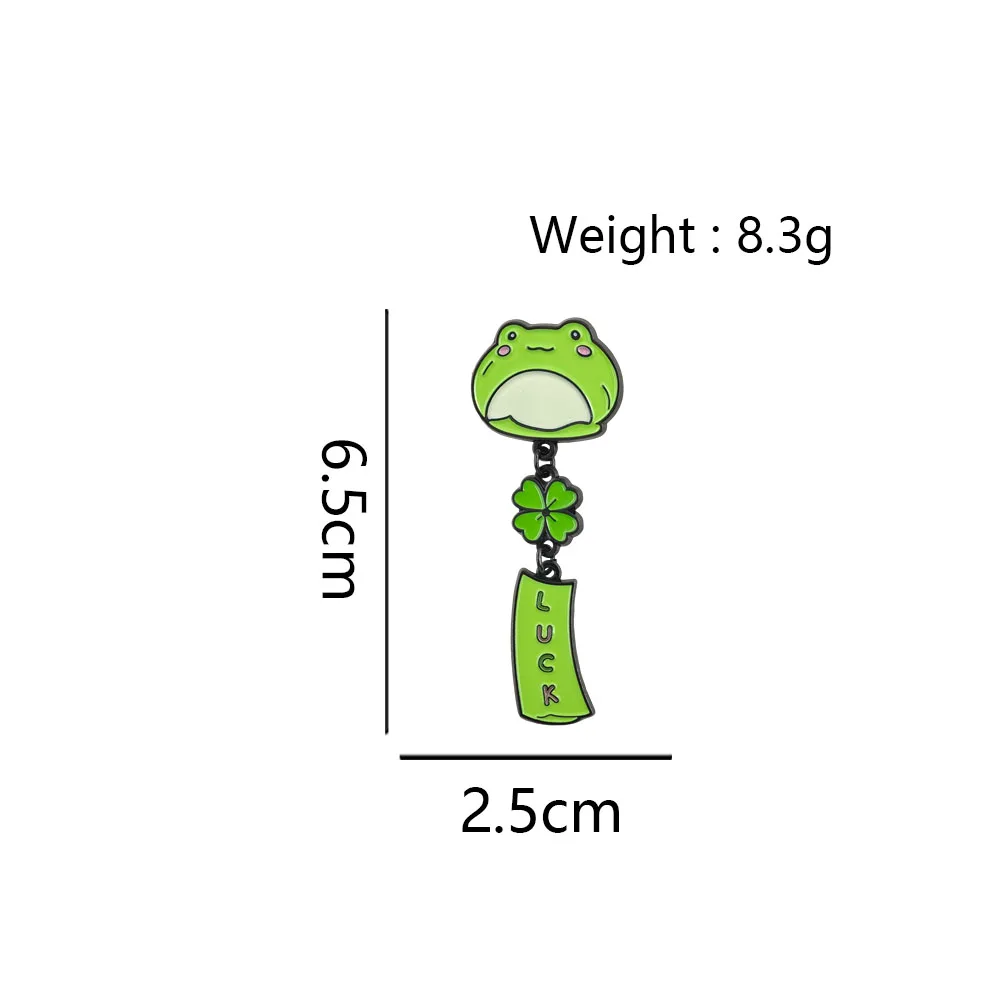 Niedliche grüne Frosch-Windspiel-Brosche, vierblättriges Kleeblatt, hängende Quastenkette, Anstecknadel, Glücksbringer, Kawaii-Glücksamulett, Schmuckgeschenk – Detail 2