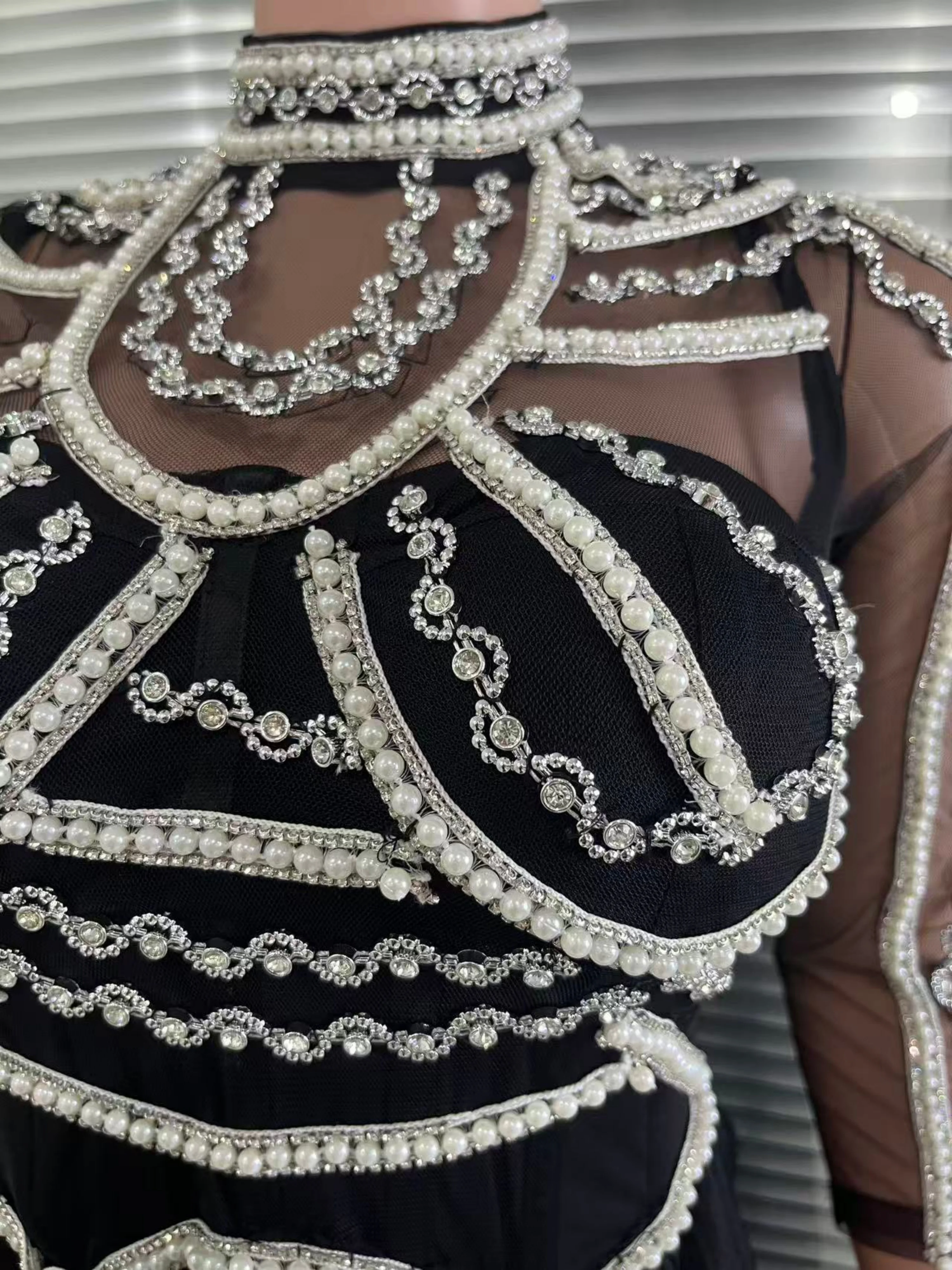 ชุดเดรสยาวสีดำสำหรับผู้หญิง ดีไซน์หรูหราสำหรับฤดูใบไม้ร่วง ประดับด้วยลูกปัดระยิบระยับ กระโปรงแบบเลเยอร์ เหมาะสำหรับงานพรอม งานแต่งงาน งานเลี้ยงอาหารค่ำแบบเป็นทางการ