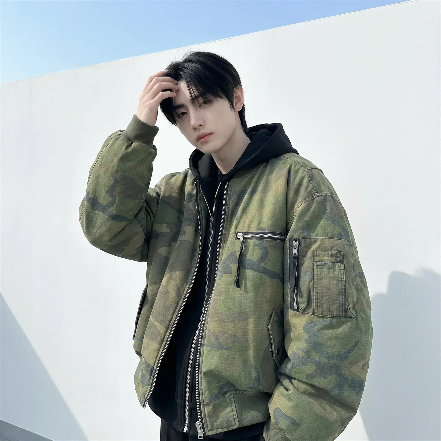 الخريف الشتاء الرجال عالية الشارع كامو الستر الرجال مقنعين سترات الرجال التمويه القطن وسادة مبطنة الذكور فضفاضة معاطف قصيرة