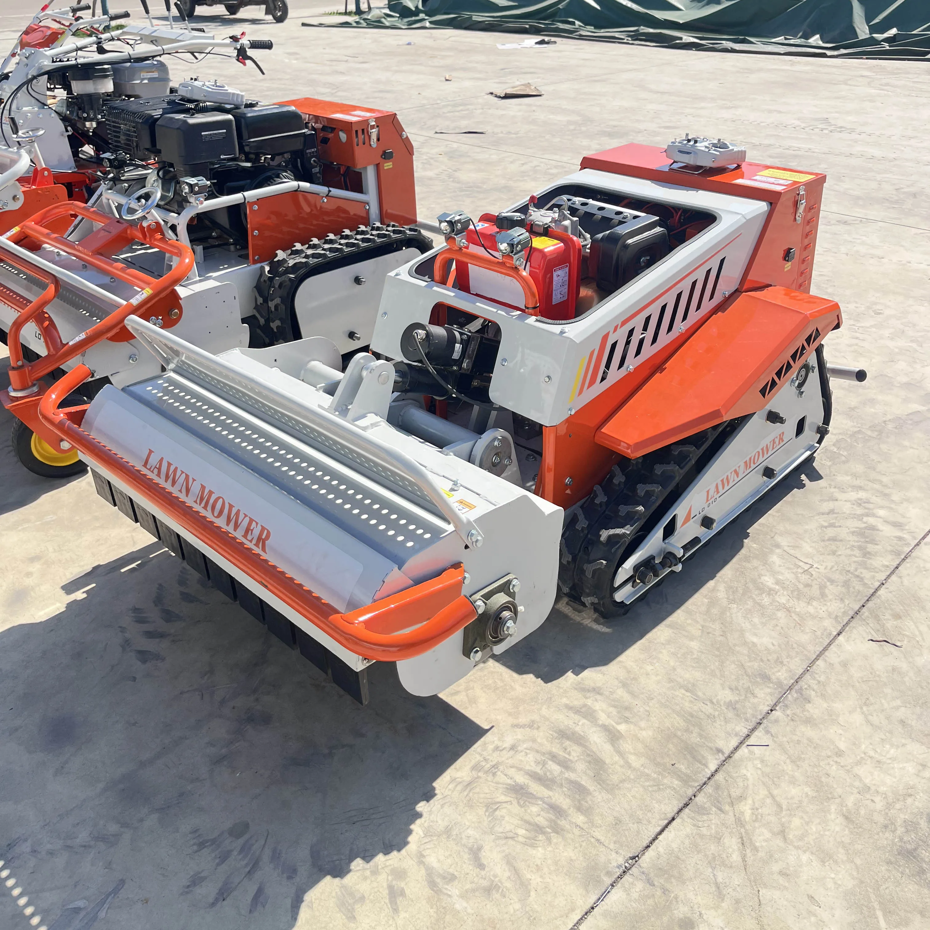 800mm Remote-controlled Lawnmower All-terrain Tracked Diesel-powered Lawn Mower For Orchard Clearing Weeding And Mowing