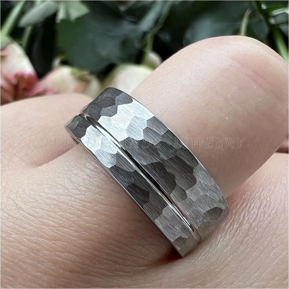8 mm Eheringe aus Wolframkarbid für Männer und Frauen, Verlobung, Modeschmuck, gehämmerter, versetzter, gerillter, gebürsteter Finish, bequeme Passform – Detail 5