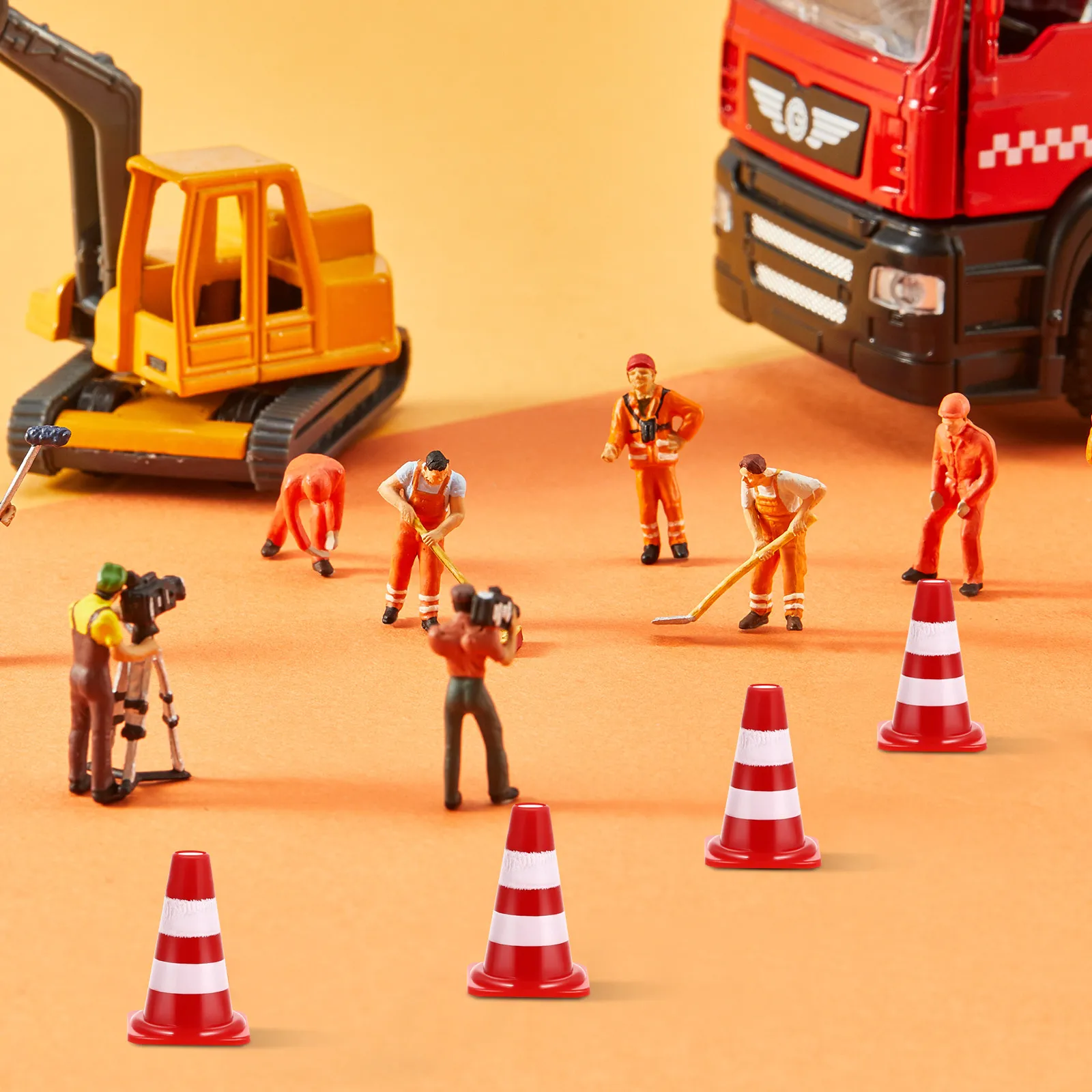 

60Pcs Mini Plastic Traffic Cones Simulation Road Signs for Kids Play Construction Theme Party Training Roadblock Toy