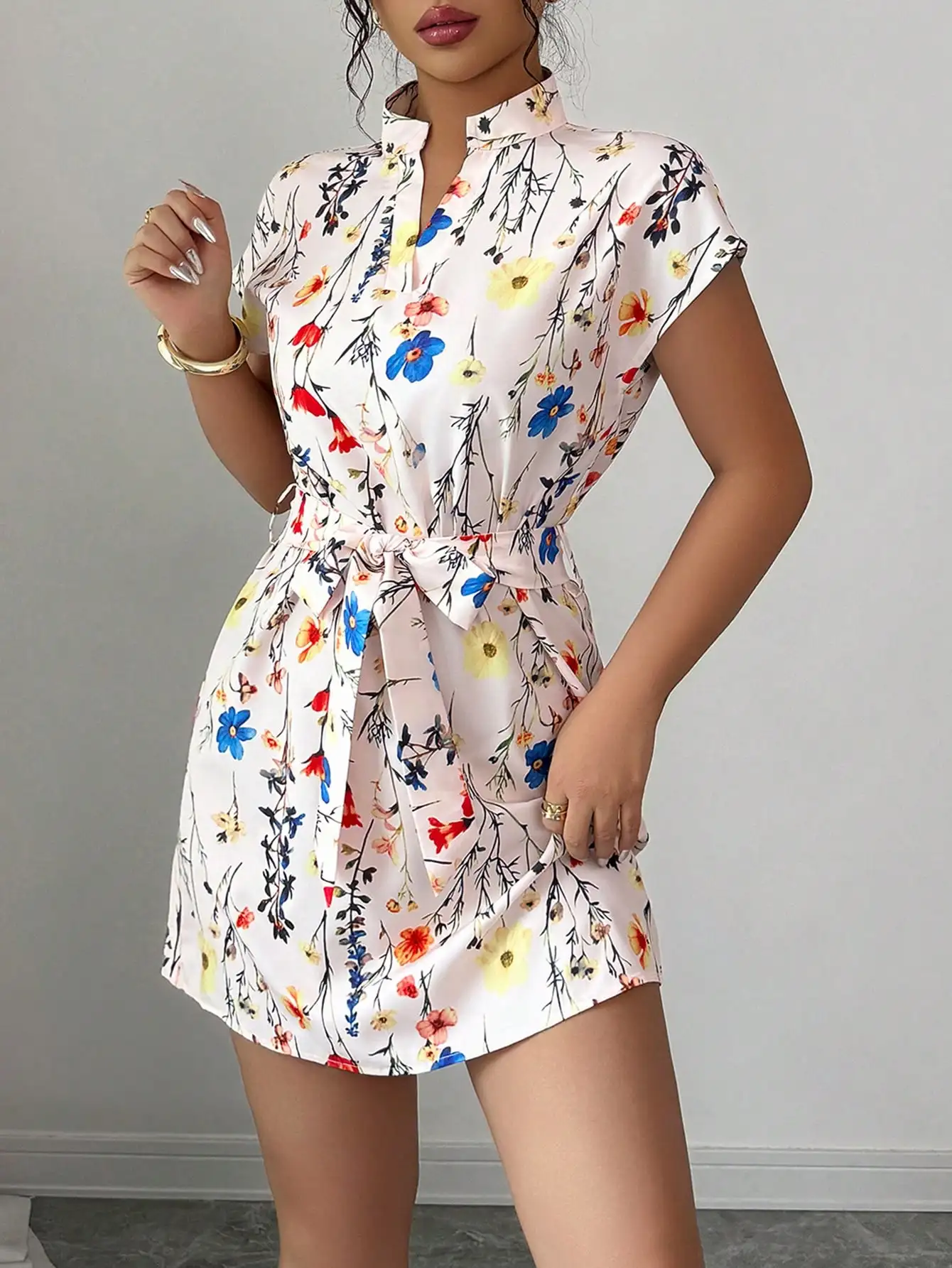 

Элегантное платье-халат с цветочным принтом, вырезом на шее и короткими рукавами