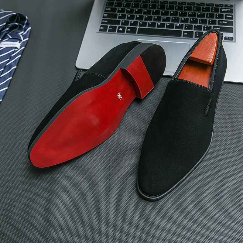 Wiosenne włoskie luksusowe markowe buty ze skóry zamszowej, eleganckie buty biznesowe do biura dla mężczyzn, brązowe mokasyny na imprezy do klubu nocnego.