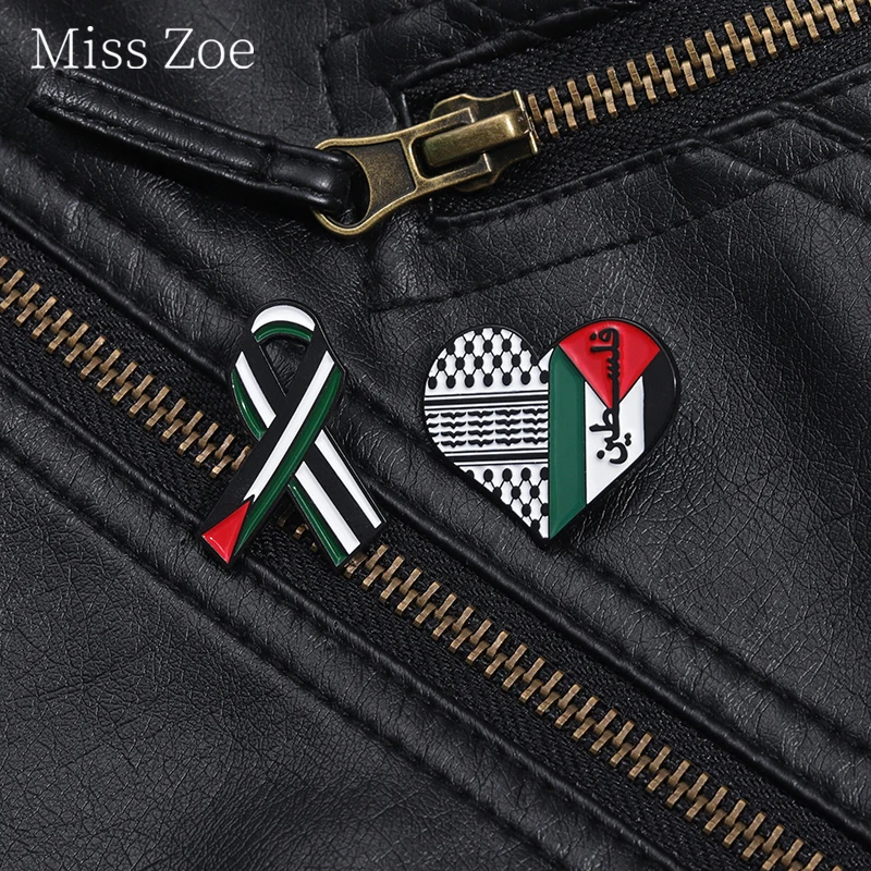 

Creative Flag Ribbon Enamel Pins Simple Heart-Shaped Striped Ribbon Brooches Lapel Badges Jewelry Gift For Funny Friends ﻿