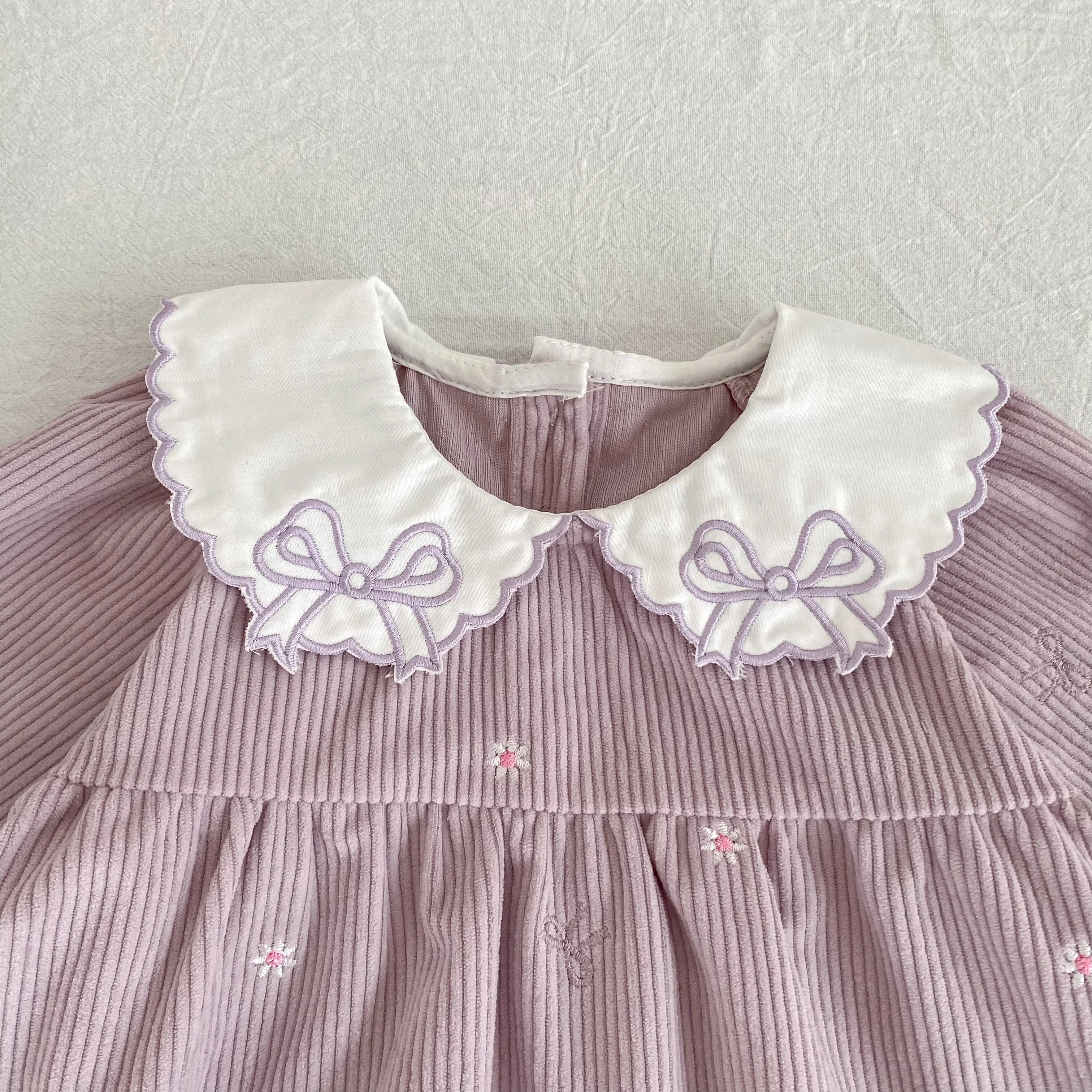 2026 Baby-Mädchen Cordkleid Süße Stickerei Schleife Peter-Pan-Kragen Langarm Prinzessinnenkleid Frühling Winter Lässiges Partykleid – Detail 7