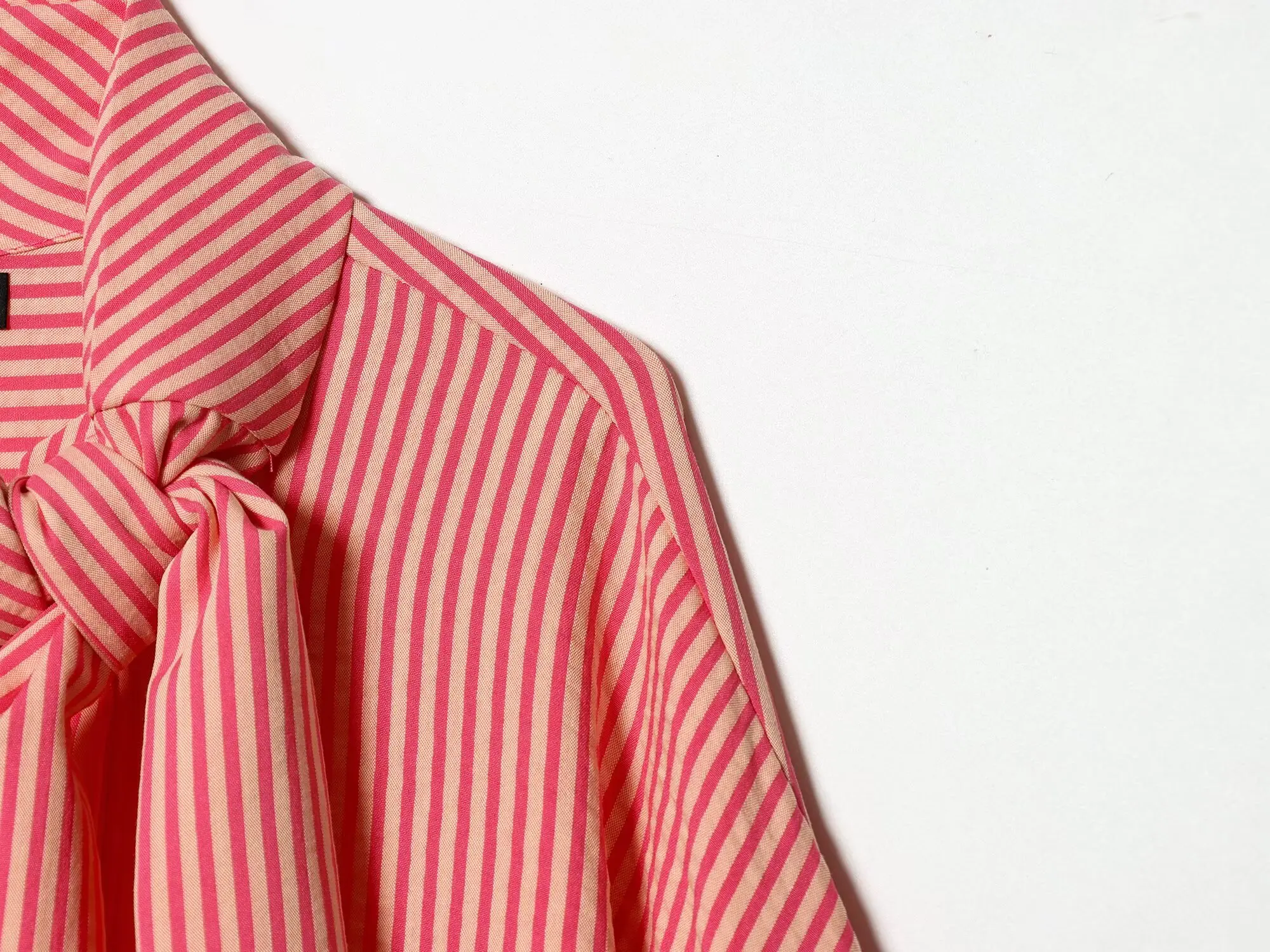 BSAY Französische Casual Gestreifte Bluse für Damen mit Schleifenkragen, Langen Ärmeln, Fallendem Schulteransatz, Lockerer Passform und Vertikalen Streifen für den Alltag – Detail 9