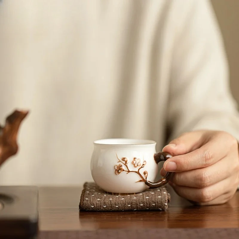 80 مللي بوتيك لحم الضأن الدهون اليشم الخزف فنجان الشاي اليدوية الإغاثة زهر البرقوق كوب رئيسي تذوق القهوة القدح النساء الكونغ فو Teaset