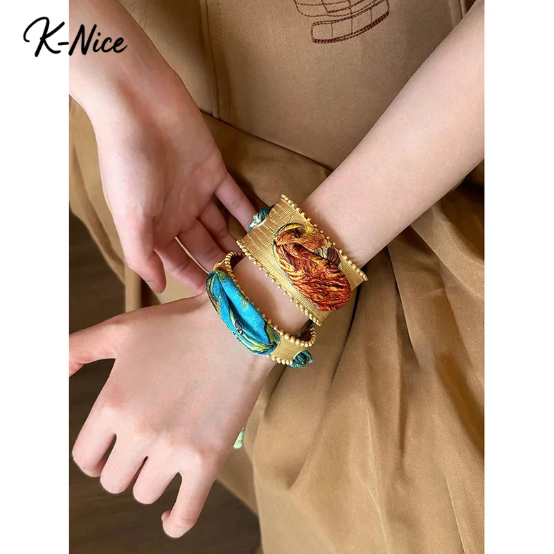 Красочный шелковый шарф во французском стиле ретро