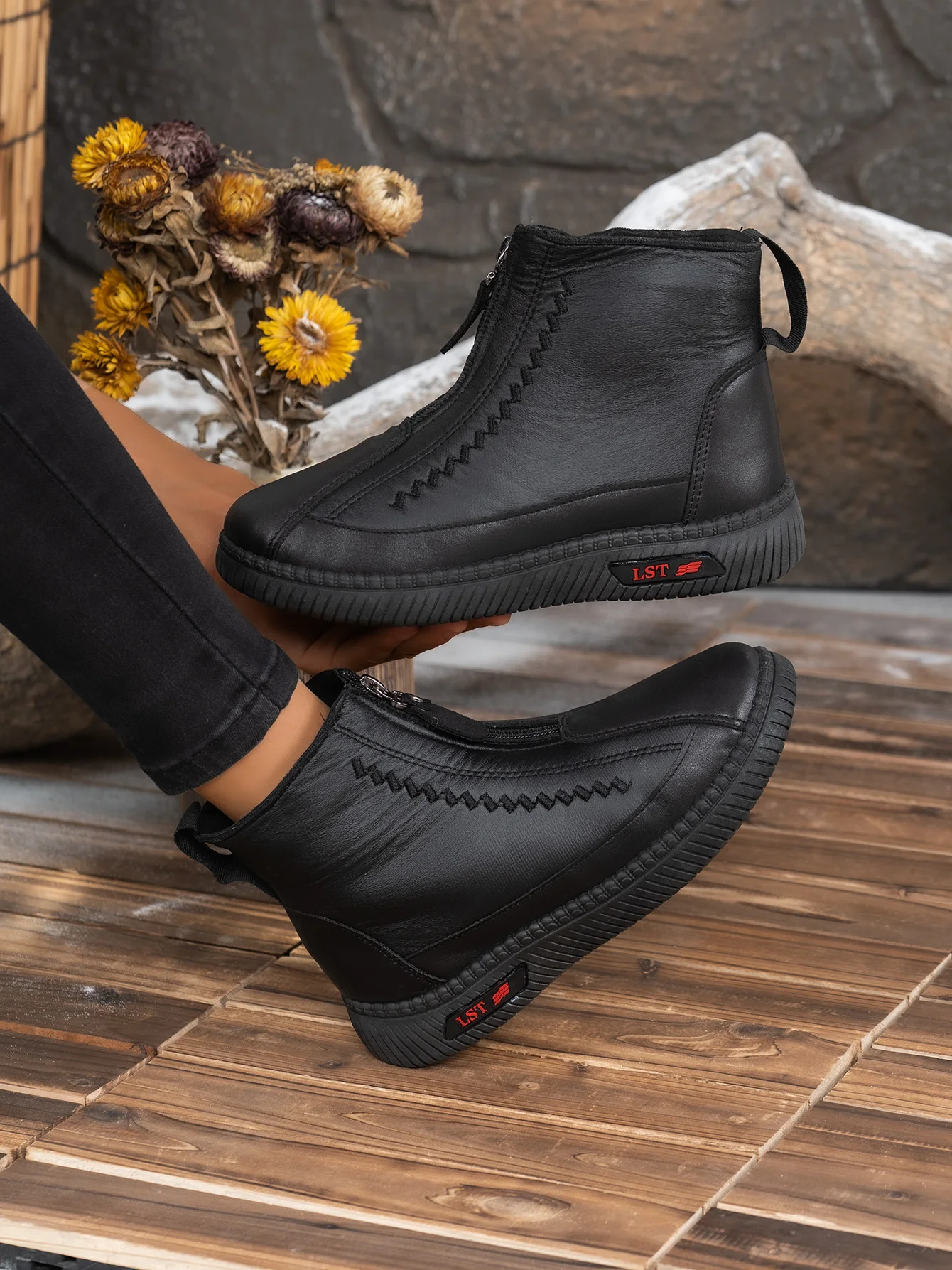 2026 Winter Damen Fleece-Gefütterte Leder-Stiefeletten Klettverschluss Stickerei Rutschfeste Weiche Gummisohle Warme Freizeitstiefel – Detail 26