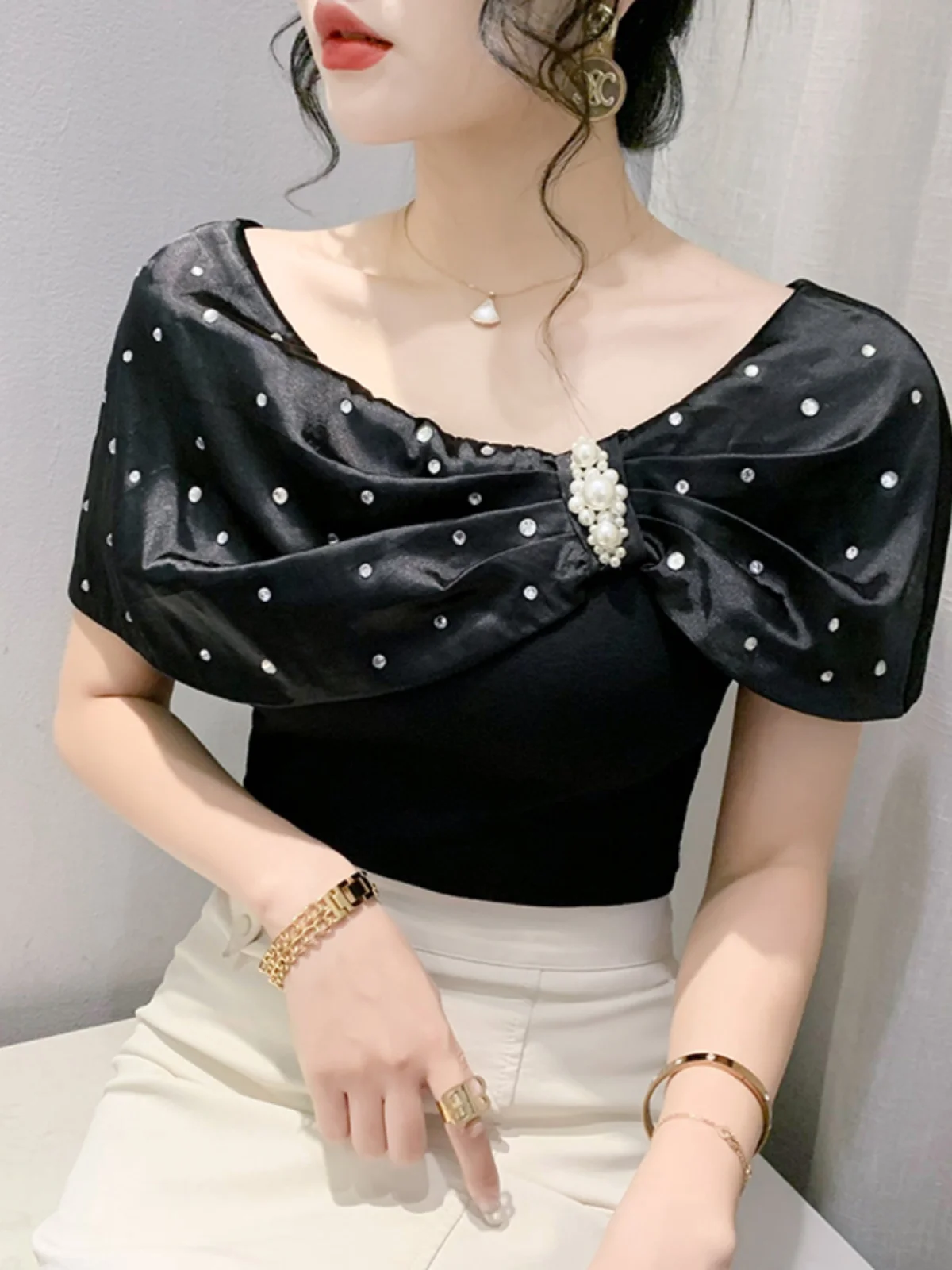 เสื้อยืดแฟชั่นผู้หญิง ฤดูร้อน 2024 รุ่นใหม่ ประดับด้วยคริสตัลหรูหรา ทรงเข้ารูป ช่วยพรางหุ่น เสื้อตัวในสุดอินเทรนด์