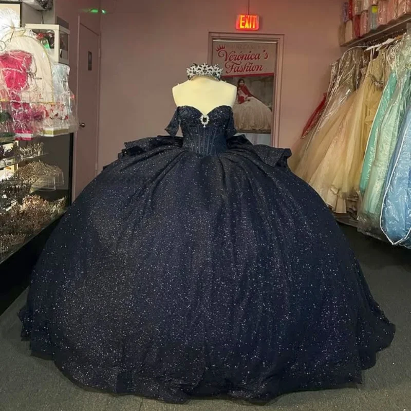 Robes de Quinceanera bleu foncé brillant personnalisées, épaules dénudées, paillettes appliquées, longue queue, grand nœud, 15