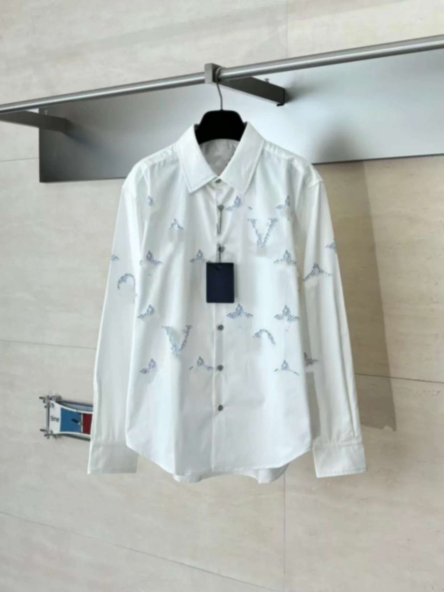 

Элегантные рубашки с длинными рукавами в европейском стиле, с принтом и вышивкой, свободного кроя, с эффектом похудения, из шелка Фубао, повседневные, модные, с воротником.