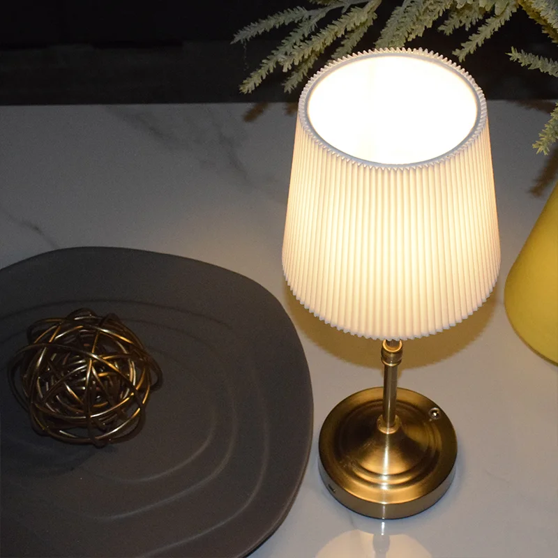 Mesita de noche, comedor, Control de Sensor táctil, brillo de 3 niveles, luz LED de mesa de Metal inalámbrica, lámpara de escritorio con pantalla de tela portátil