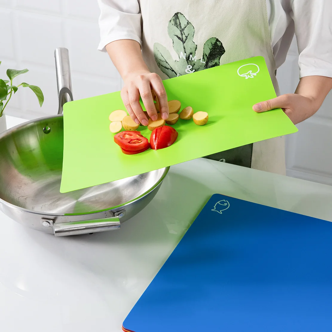 Non-Slip BPA-Free Cutting Board Flexible Foldable Cutting Mat Hanging Hole Design Meat Vegetable Thin Chopping Board